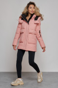 Оптом Зимняя женская куртка модная с капюшоном розового цвета 589827R в Казани, фото 3