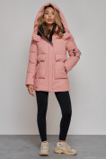 Оптом Зимняя женская куртка модная с капюшоном розового цвета 589827R в Казани, фото 5