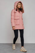 Оптом Зимняя женская куртка модная с капюшоном розового цвета 589827R в Казани, фото 7
