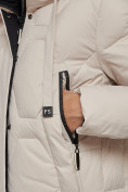 Оптом Пальто утепленное молодежное зимнее женское бежевого цвета 589899B в Перми, фото 12