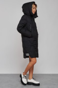 Оптом Пальто утепленное молодежное зимнее женское черного цвета 589899Ch в Омске, фото 7