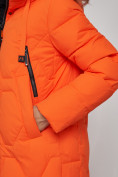 Оптом Пальто утепленное молодежное зимнее женское оранжевого цвета 589899O в  Красноярске, фото 11