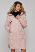 Оптом Пальто утепленное молодежное зимнее женское розового цвета 589899R в Перми, фото 11