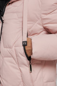 Оптом Пальто утепленное молодежное зимнее женское розового цвета 589899R в Перми, фото 14
