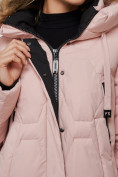 Оптом Пальто утепленное молодежное зимнее женское розового цвета 589899R в Уфе, фото 17