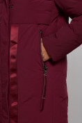 Оптом Пальто утепленное молодежное зимнее женское бордового цвета 59018Bo в Волгоградке, фото 12