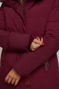 Оптом Пальто утепленное молодежное зимнее женское бордового цвета 59018Bo в Омске, фото 14