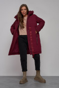 Оптом Пальто утепленное молодежное зимнее женское бордового цвета 59018Bo в Новосибирске, фото 17
