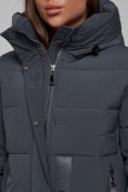 Оптом Пальто утепленное молодежное зимнее женское темно-серого цвета 59018TC в Перми, фото 14