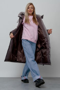 Оптом Пальто утепленное молодежное зимнее женское темно-коричневого цвета 59120TK в Воронеже, фото 14