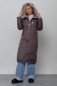 Оптом Пальто утепленное молодежное зимнее женское темно-коричневого цвета 59120TK в Новокузнецке, фото 6
