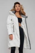 Оптом Пальто утепленное молодежное зимнее женское белого цвета 59121Bl в Казани, фото 18