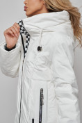 Оптом Пальто утепленное молодежное зимнее женское белого цвета 59121Bl в Перми, фото 20