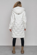 Оптом Пальто утепленное молодежное зимнее женское белого цвета 59121Bl в  Красноярске, фото 5