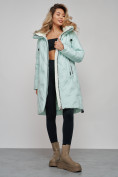 Оптом Пальто утепленное молодежное зимнее женское бирюзового цвета 59121Br в  Красноярске, фото 24