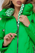 Оптом Пальто утепленное молодежное зимнее женское зеленого цвета 59121Z в Новосибирске, фото 11