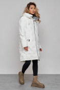 Оптом Пальто утепленное молодежное зимнее женское белого цвета 59122Bl в Новосибирске, фото 3