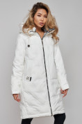 Оптом Пальто утепленное молодежное зимнее женское белого цвета 59122Bl в Омске, фото 9