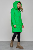 Оптом Пальто утепленное молодежное зимнее женское зеленого цвета 59122Z в  Красноярске, фото 8