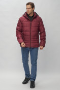 Оптом Куртка спортивная мужская с капюшоном бордового цвета 62179Bo в Казани, фото 2