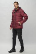 Оптом Куртка спортивная мужская с капюшоном бордового цвета 62188Bo в Казани, фото 3