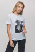 Оптом Женские футболки с принтом белого цвета 65016Bl в Екатеринбурге