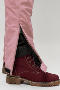 Оптом Полукомбинезон брюки горнолыжные женские big size розового цвета 66413R в Казани, фото 9