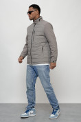 Оптом Куртка молодежная мужская весенняя 2024 года серого цвета 7305Sr в Перми, фото 2