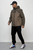 Оптом Куртка молодежная мужская весенняя с капюшоном коричневого цвета 7306K в Волгоградке, фото 11