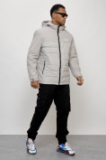 Оптом Куртка молодежная мужская весенняя с капюшоном светло-серого цвета 7306SS в Казани, фото 3