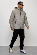 Оптом Куртка молодежная мужская весенняя с капюшоном серого цвета 7306Sr в Саратове, фото 3