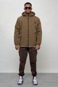 Оптом Куртка молодежная мужская весенняя с капюшоном коричневого цвета 7312K в Самаре