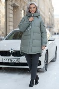 Оптом Куртка зимняя женская с капюшоном модная зеленого цвета 7341Z