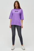 Оптом Женские футболки с надписями фиолетового цвета 76017F в Казани