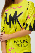 Оптом Женские футболки с принтом желтого цвета 76024J в Екатеринбурге, фото 4
