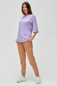 Оптом Женские футболки с надписями фиолетового цвета 76025F в Казани