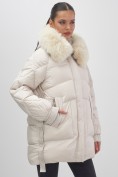 Оптом Куртка зимняя женская с мехом и капюшоном тренд бежевого цвета 7608B, фото 13