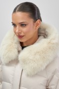Оптом Куртка зимняя женская с мехом и капюшоном тренд бежевого цвета 7608B, фото 15