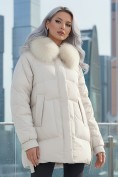 Оптом Куртка зимняя женская с мехом и капюшоном тренд бежевого цвета 7608B
