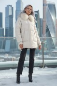 Оптом Куртка зимняя женская с мехом и капюшоном тренд бежевого цвета 7608B, фото 4