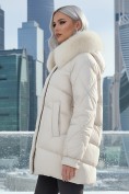 Оптом Куртка зимняя женская с мехом и капюшоном тренд бежевого цвета 7608B, фото 3