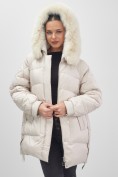 Оптом Куртка зимняя женская с мехом и капюшоном тренд бежевого цвета 7608B, фото 3