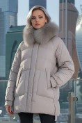 Оптом Куртка зимняя женская с мехом и капюшоном тренд светло-коричневого цвета 7608SK
