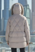 Оптом Куртка зимняя женская с мехом и капюшоном тренд светло-коричневого цвета 7608SK, фото 2