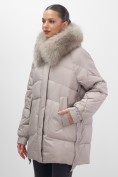 Оптом Куртка зимняя женская с мехом и капюшоном тренд светло-коричневого цвета 7608SK, фото 6