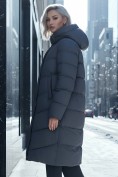 Оптом Пальто зимнее утепленное с капюшоном женское темно-серого цвета 7623TC, фото 4