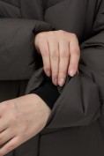 Оптом Пальто зимнее утепленное с капюшоном женское темно-коричневого цвета 7623TK, фото 8