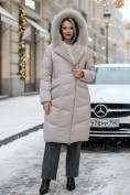 Оптом Двубортное пальто зимнее утепленное с мехом и капюшоном светло-коричневого цвета 7626SK, фото 2