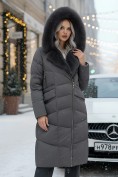 Оптом Двубортное пальто зимнее утепленное с мехом и капюшоном темно-серого цвета 7626TC, фото 2