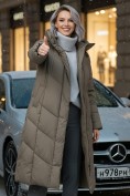 Оптом Пальто зимнее утепленное с капюшоном женское светло-коричневого цвета 7628SK, фото 3